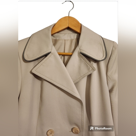 Beautiful Tailored Vintage White Trench Coat with Black Trim at Collar/Pocket - Picture 4 of 14